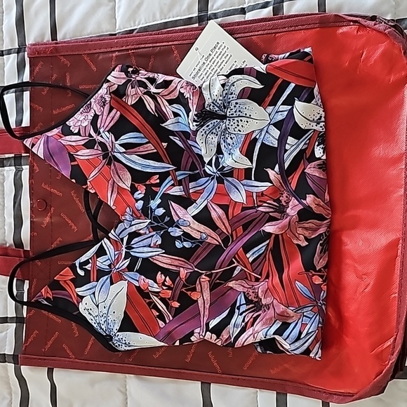 * NWT Lululemon Shoreline One Piece in Lush Lilies Multi Esca Size 4 - Picture 4 of 9